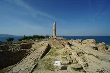 Die einzelne Säule des Apollontempels über dem Meer bei Aegina-Stadt