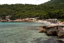 Die Bucht Dragonera auf Agistri, Kiefern bis ans Wasser
