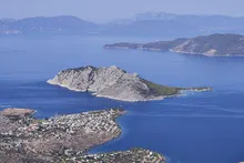 Perdika und gegenüber die Insel Moni, klares Wasser dazwischen