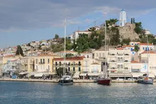 Der Hafen von Poros mit dem Glockenturm auf dem Hügel